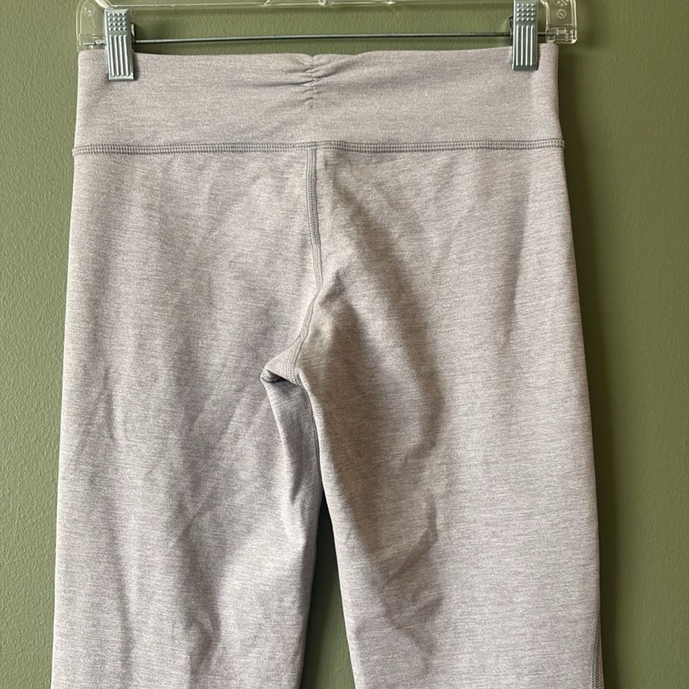 Lululemon Light Grey Capri Leggings Wide Hem Sz 4 Activewear Sporty Yoga Walk - Picture 4 of 6